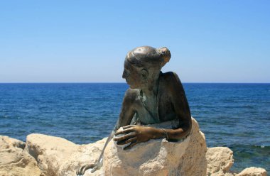 Pafos, Kıbrıs, 1 Haziran 2017: Yiota Ioannidou Sol Alter 2016 heykelini bir sahil üzerinde görünümünü