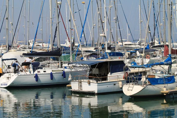 Larnaca Chipre Julho 2016 Vista Dos Iates Barcos Larnaca Marina — Fotografia de Stock