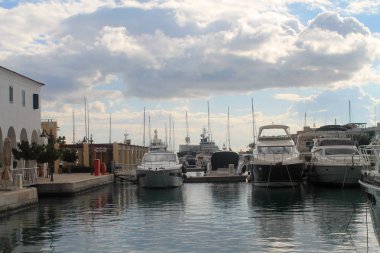 Limasol, Kıbrıs, 7 Aralık 2018: Yat ve tekne Limasol Marina, görünümünü