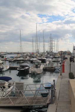 Limasol, Kıbrıs, 7 Aralık 2018: Yat ve tekne Limasol Marina, görünümünü