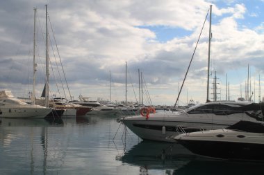 Limasol, Kıbrıs, 7 Aralık 2018: Yat ve tekne Limasol Marina, görünümünü