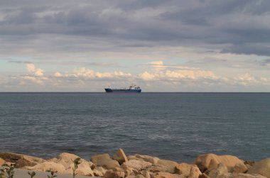 Aralık'ın bulutlu gökyüzü Limasol sahilinde üzerinden panoramik manzaralı