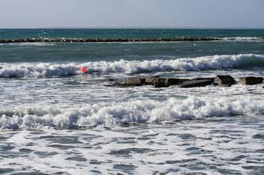 Limasol sahilinde üzerinden fırtınalı Akdeniz'in panoramik görünüm