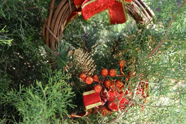 Close Kırmızı Noel Ağacı Süsle — Stok fotoğraf