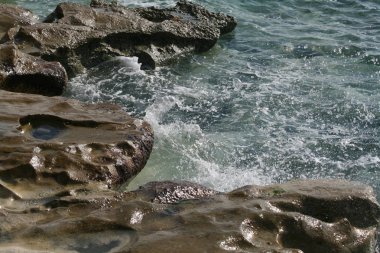 Limassol, Kıbrıs'ta bir plajda büyük kahverengi buzlu sıçramasına deniz suyu