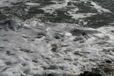 Shingle Plajı Limasol, Kıbrıs için dalga köpüklü deniz