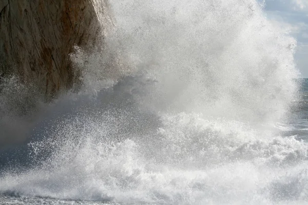 1月在塞浦路斯帕福斯的佩特拉图罗米乌海滩上的大水花泡波特写镜头 — 图库照片