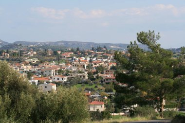 Panoramik bir Akdeniz köyü Pyrgos, Limasol Bölgesi, Aralık sonunda Kıbrıs