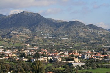 Panoramik bir Akdeniz köyü Pyrgos, Limasol Bölgesi, Ocak ayında Kıbrıs
