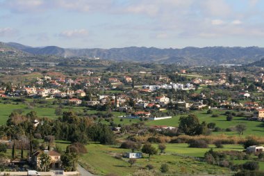 Panoramik bir Akdeniz köyü Pyrgos, Limasol Bölgesi, Ocak ayında Kıbrıs