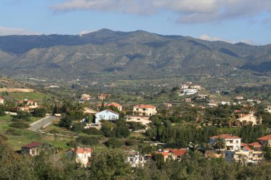 Panoramik bir Akdeniz köyü Pyrgos, Limasol Bölgesi, Ocak ayında Kıbrıs