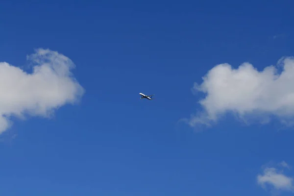 Flugzeug Blauen Himmel Zwischen Den Weißen Wolken — Stockfoto