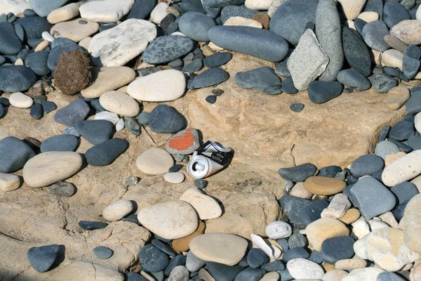 空饮料可以躺在利马索尔海滩的鹅卵石之间 — 图库照片