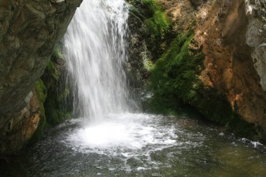 Millomeris şelale bir güneşli bahar gününde Kıbrıs Troodos Dağları