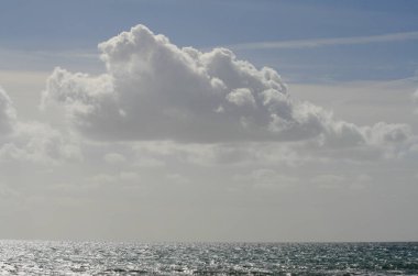 Parlak Akdeniz deniz Şubat Limasol sahilinde bir görünümden mavi gökyüzünde beyaz bulutlar