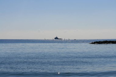 Panoramik parlak Mediterranean sea ile yelkenli tekneler ve ışık mavi gökyüzü ile Şubat Limasol sahilinde bulutlardan
