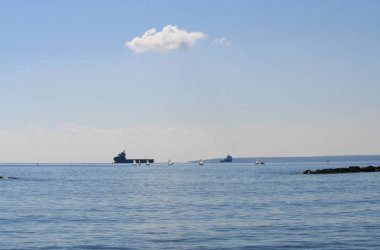 Akdeniz gemi ve yelkenli tekneler ve Limasol sahilinde Şubat bulutlardan mavi gökyüzü ile panoramik