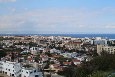 Protaras şehir, Akdeniz ve mavi gökyüzü ile bir güzel kış gününde Kıbrıs panoramik manzaralı 