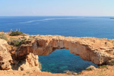 Doğal taş Kamara tou Koraka (kuzgun ya da günahkarlar köprü kemer) Cape Greco, Kıbrıs'taki bir güneşli kış gününde köprü.