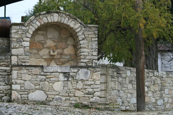 Старый Каменный Фонтан Мощеной Улице Кипрской Деревни — стоковое фото