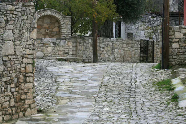 Calle Empedrada Estrecha Con Una Antigua Fuente Agua Piedra Pueblo —  Fotos de Stock