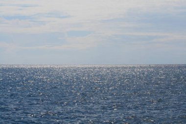 Panoramik parlak Akdeniz ve ışık mavi gökyüzü ile Şubat Limasol sahilinde beyaz bulutlar