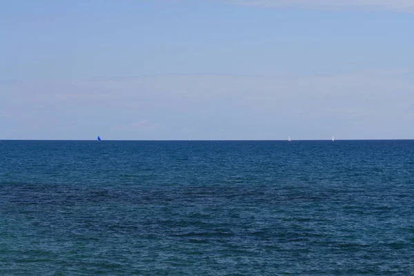 Panoramik Akdeniz Beyaz Mavi Yelkenleri Olan Ufuk Limasol Sahilinde Şubat — Stok fotoğraf