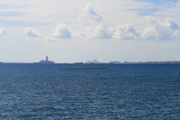 在地平线上有船只 在淡蓝色的天空中欣赏地中海的全景 从利马索尔海滨的云 可以看到浅蓝色的天空 — 图库照片