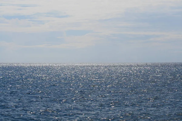Panoramik parlak Akdeniz ve ışık mavi gökyüzü ile Şubat Limasol sahilinde beyaz bulutlar