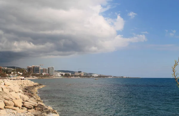 Panoramiczny Widok Morze Śródziemne Niebo Chmurami Wybrzeża Limassol Lutym — Zdjęcie stockowe