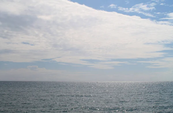 Panoramisch Uitzicht Glinsterende Middellandse Zee Licht Blauwe Hemel Met Witte Stockafbeelding