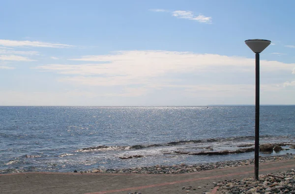 Limasol Sahilinde Bir Güneşli Kış Günü Boş Bir Taş Kaldırımda — Stok fotoğraf