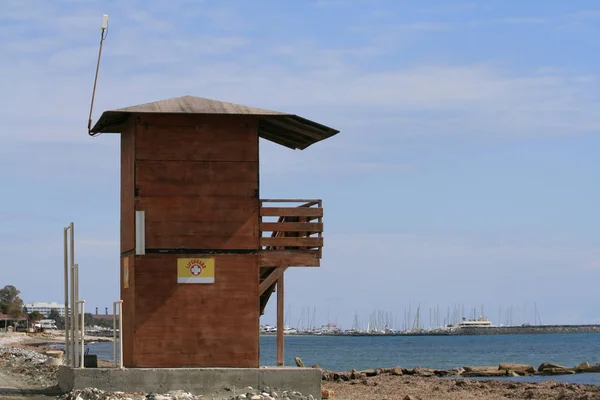 Braune Hölzerne Badehütte Vor Dem Hellblauen Himmel Einem Leeren Limassol — Stockfoto