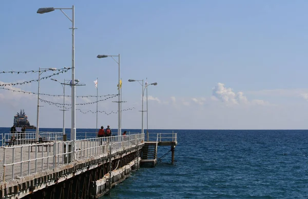 利马索尔 塞浦路斯 2019年2月22日 莫洛斯长廊上的码头 背景是放松的人 有船和天空 — 图库照片