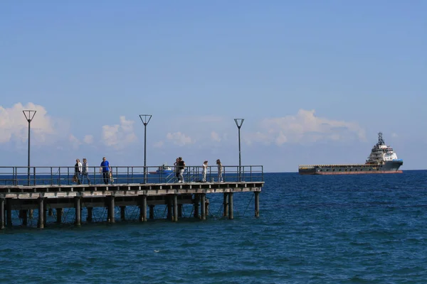 Limassol Chipre Febrero 2019 Pier Molos Promenade Relaxing People Ship — Foto de Stock