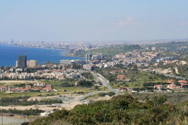 Limasol ve manzarayı Akdeniz manzaralı bir tepenin üstünden güneşli bir bahar