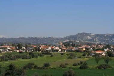 Panoramik bir Akdeniz Köyü Pyrgos, Limasol Bölgesi, Kıbrıs güneşli bir bahar