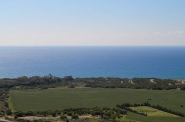 Peyzaj ve üzerinden bir tepeye bahar güneşli bir deniz manzarası