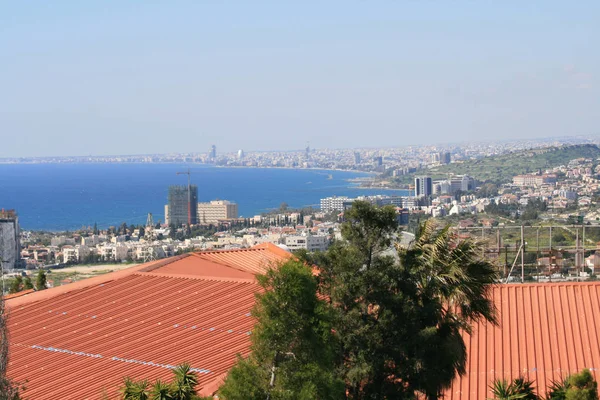 Limasol ve manzarayı Akdeniz manzaralı bir tepenin üstünden güneşli bir bahar