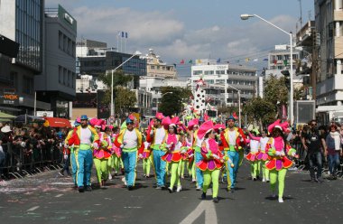 Limasol, Kıbrıs, 10th Mart 2019: Parlak çok kadın ve erkek kostümleri Grand Carnival Parade, Limasol karnaval Festivali sırasında (Karnavali Lemesou Başpiskopos Makarios III Avenue yürüyen marakas renklendirilmiş) 