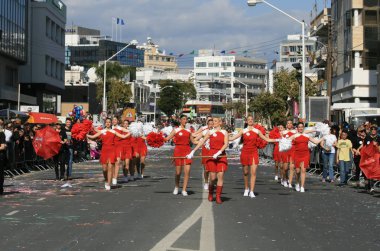 Limasol, Kıbrıs, 10th Mart 2019: Grup davul öğrencileri ile Grand Carnival Parade, Limasol karnaval Festivali sırasında (Karnavali Lemesou Başpiskopos Makarios III Avenue yürüyen ponponlar kırmızı kostümleri) 