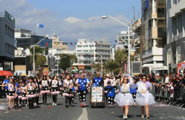 Limasol, Kıbrıs, 10th Mart 2019: Erkek, kadın ve çocuk Grand Carnival Parade, Limasol karnaval Festivali sırasında (Karnavali Lemesou Başpiskopos Makarios III Avenue yürüyüş karnaval kostümleri) 