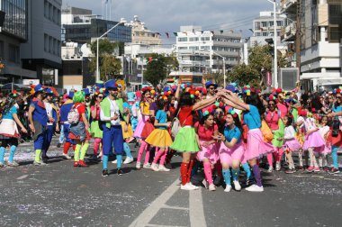 Limasol, Kıbrıs, 10th Mart 2019: Bir iplik iğne Başpiskopos Makarios III Caddesi üzerinde Grand Carnival Parade, Limasol karnaval Festivali sırasında (Karnavali Lemesou oyuna elbiseler kız parlak çok renkli) 