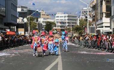 Limasol, Kıbrıs, 10th Mart 2019: Grup insanlar parlak karnaval kostümleri ve Grand Carnival Parade, Limasol karnaval Festivali sırasında (Karnavali Lemesou Başpiskopos Makarios III Avenue yürüyüş şapka) 
