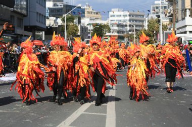Limasol, Kıbrıs, 10th Mart 2019: Bir grup insan Grand Carnival Parade, Limasol karnaval Festivali sırasında (Karnavali Lemesou Başpiskopos Makarios III Avenue yürüyüş parlak turuncu karnaval kostümleri) 
