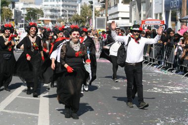 Limasol, Kıbrıs, 10th Mart 2019: Grup Grand Carnival Parade, Limasol karnaval Festivali sırasında (Karnavali Lemesou Başpiskopos Makarios III Avenue yürüyüş karnaval kostümleri boyalı yüzü olan insan) 