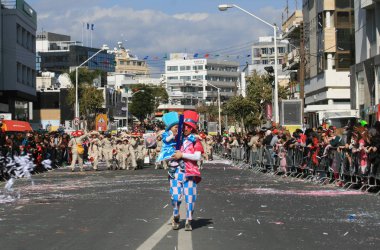 Limasol, Kıbrıs, 10th Mart 2019: Bir çocuk parlak karnaval kılık ve Grand Carnival Parade, Limasol karnaval Festivali sırasında (Karnavali Lemesou Başpiskopos Makarios III Avenue yürüyüş şapka onun kollarında adamla) 