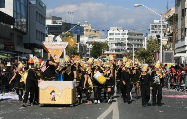 Limasol, Kıbrıs, 10th Mart 2019: Grup bira severlerin Grand Carnival Parade, Limasol karnaval Festivali sırasında (Karnavali Lemesou Başpiskopos Makarios III Avenue yürüyüş karnaval kostümleri) 