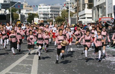 Limasol, Kıbrıs, 10th Mart 2019: Neşeli çocuk Grand Carnival Parade, Limasol karnaval Festivali sırasında (Karnavali Lemesou Başpiskopos Makarios III Avenue çalışan karnaval kostümleri grup) 