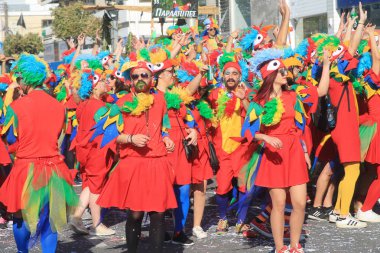 Limasol, Kıbrıs, 10th Mart 2019: Grand Carnival Parade, Limasol karnaval Festivali sırasında (Karnavali Lemesou Başpiskopos Makarios III Avenue yürüyüş karnaval kostümleri bir grup insan çok renkli) 
